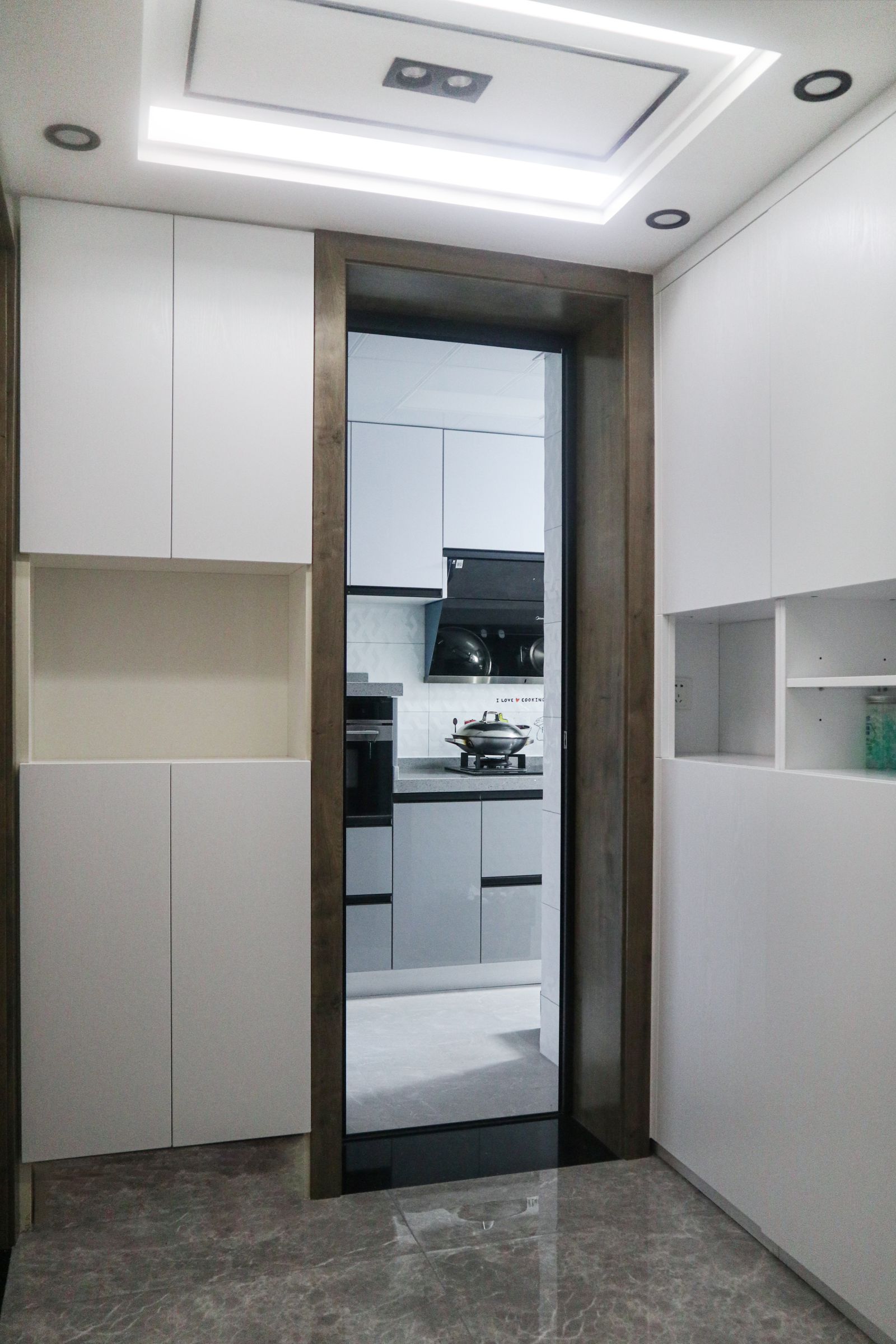 入戶對面以衛(wèi)生間墻體內(nèi)推30公分，騰出一個入戶鞋柜的空間，增加更多的收納功能~